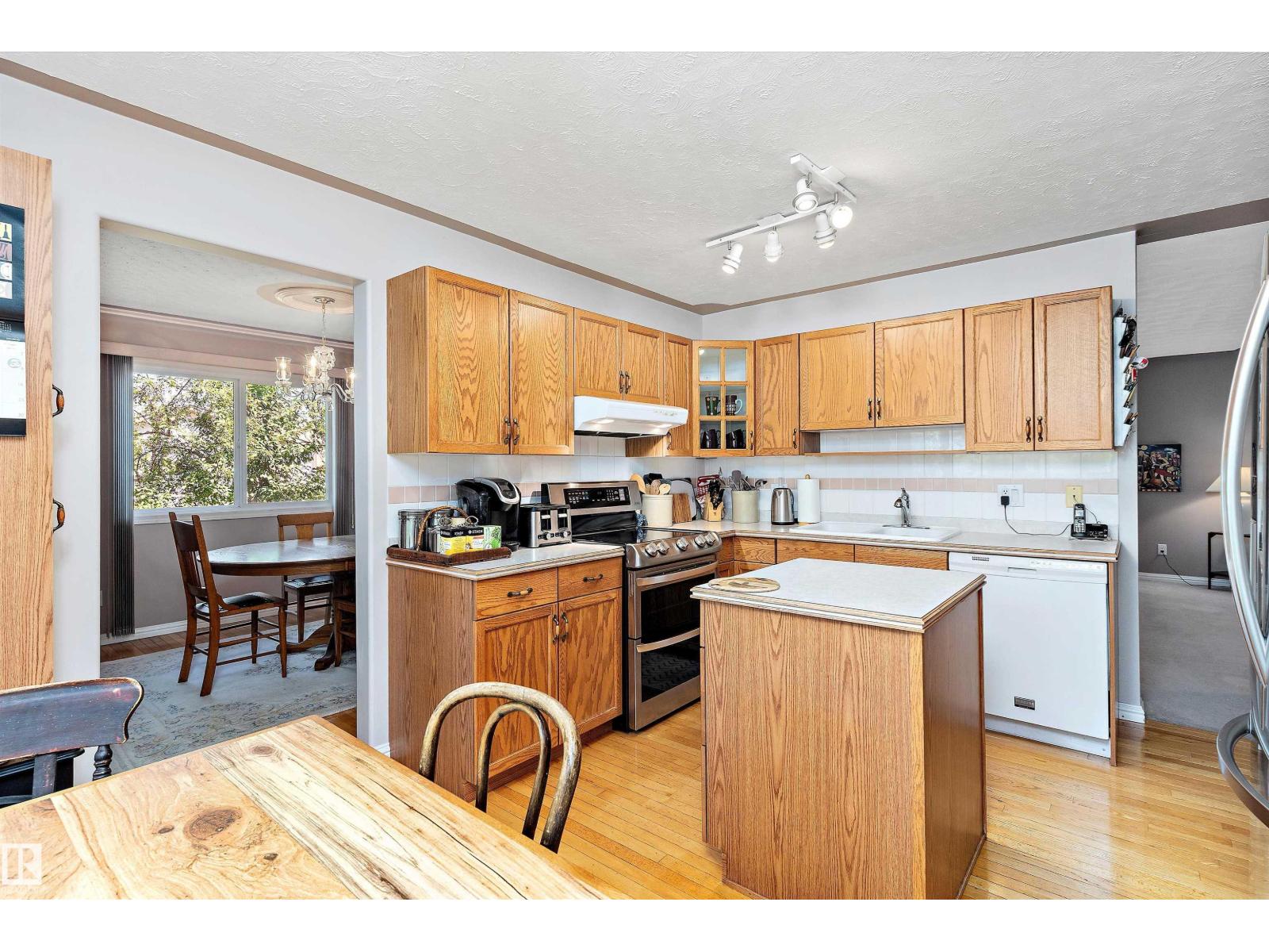 Photo 31 of 3112 109 St Nw, Edmonton AB