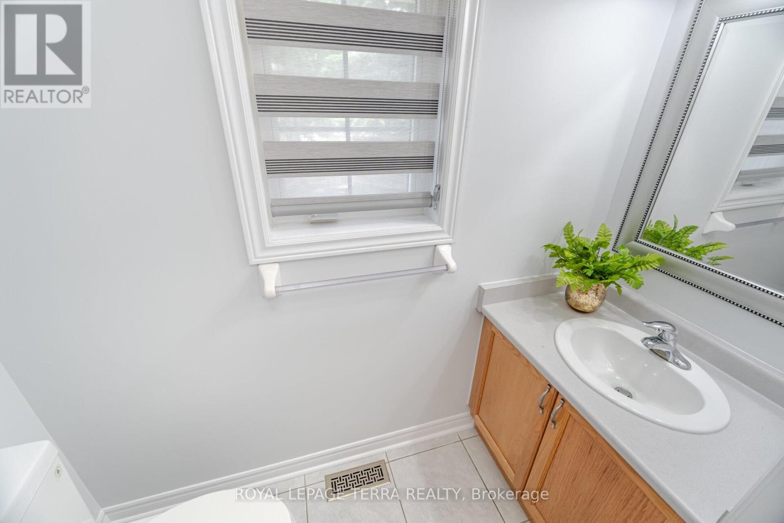 Photo 14 of 1 Copperfield Road, Brampton ON