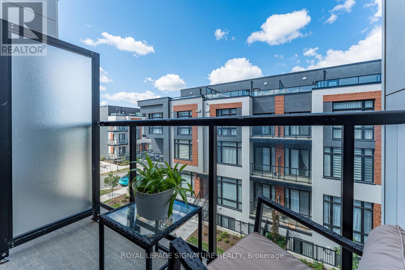 Photo 3 of 1007 14 David Eyer Road, Richmond Hill ON