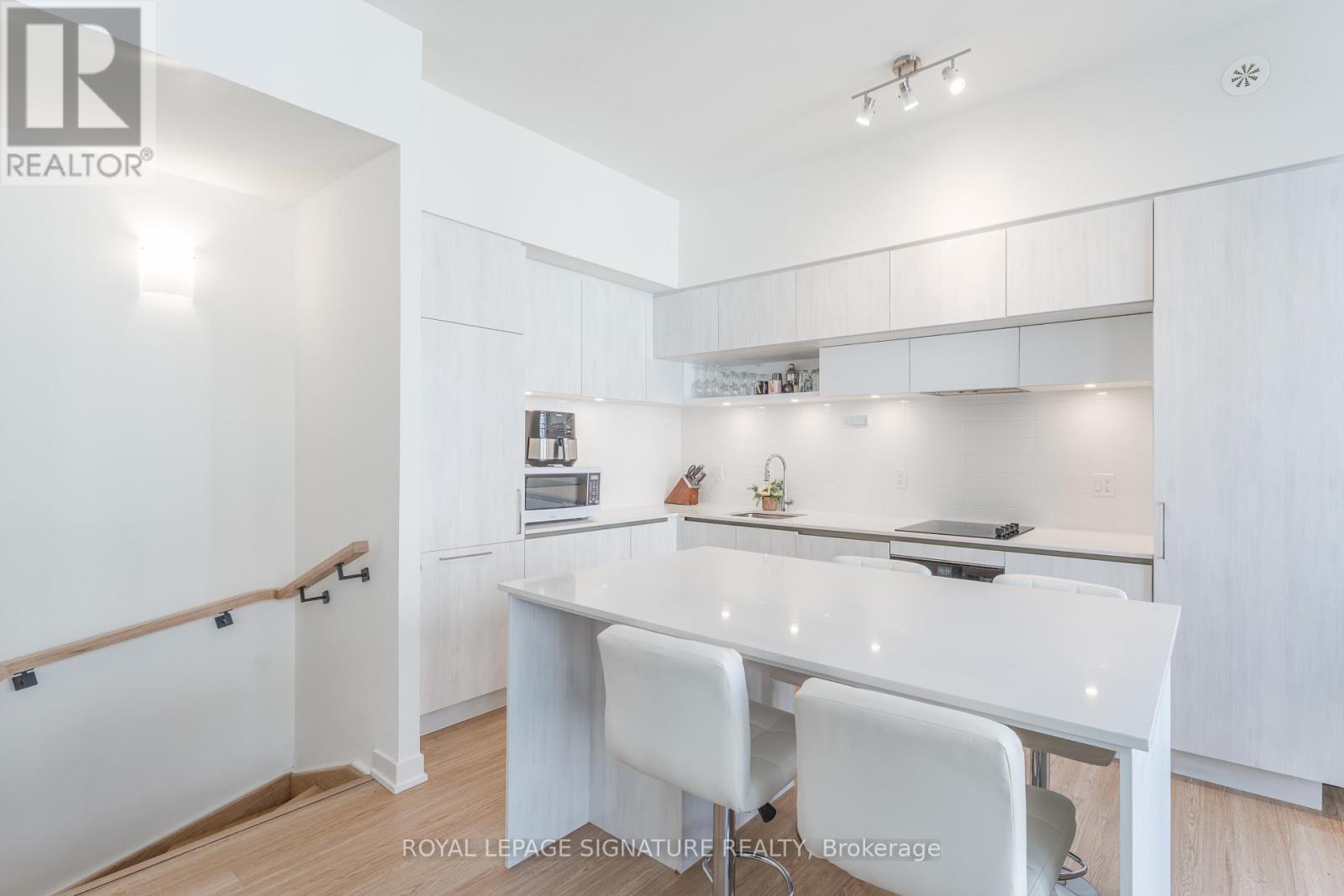 Photo 6 of 1007 14 David Eyer Road, Richmond Hill ON