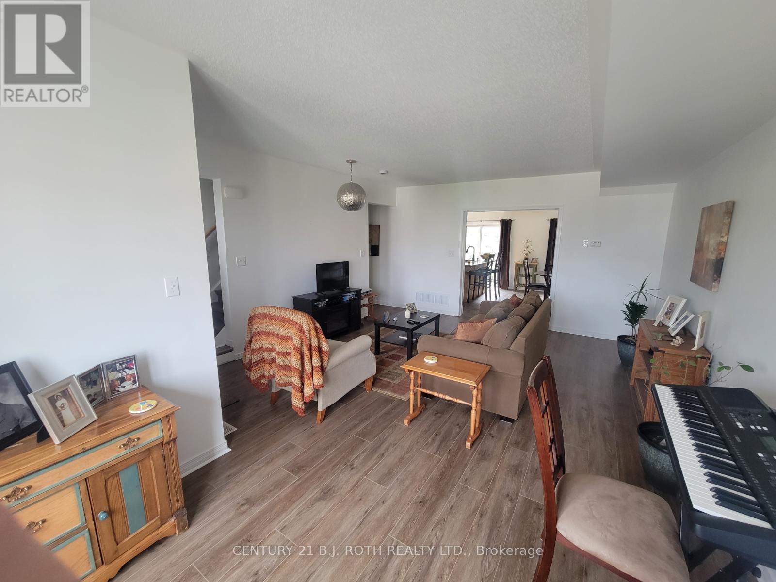 Photo 10 of 37 175 Stanley Street, Barrie ON