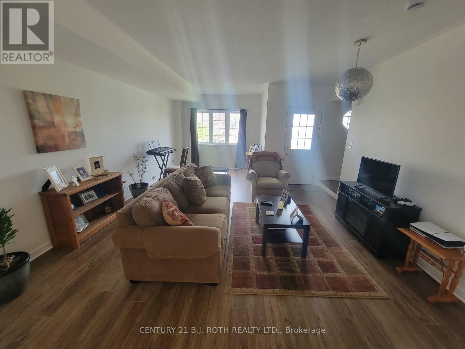 Photo 8 of 37 175 Stanley Street, Barrie ON