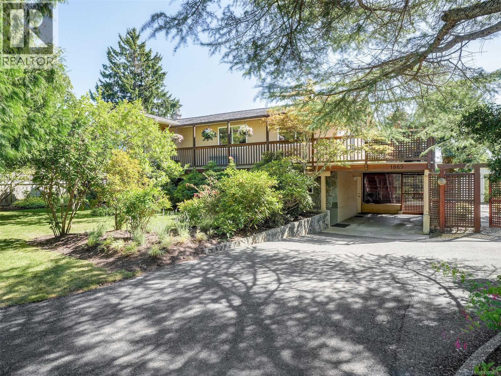 Photo 1 of 1869 Penshurst Rd, Saanich BC