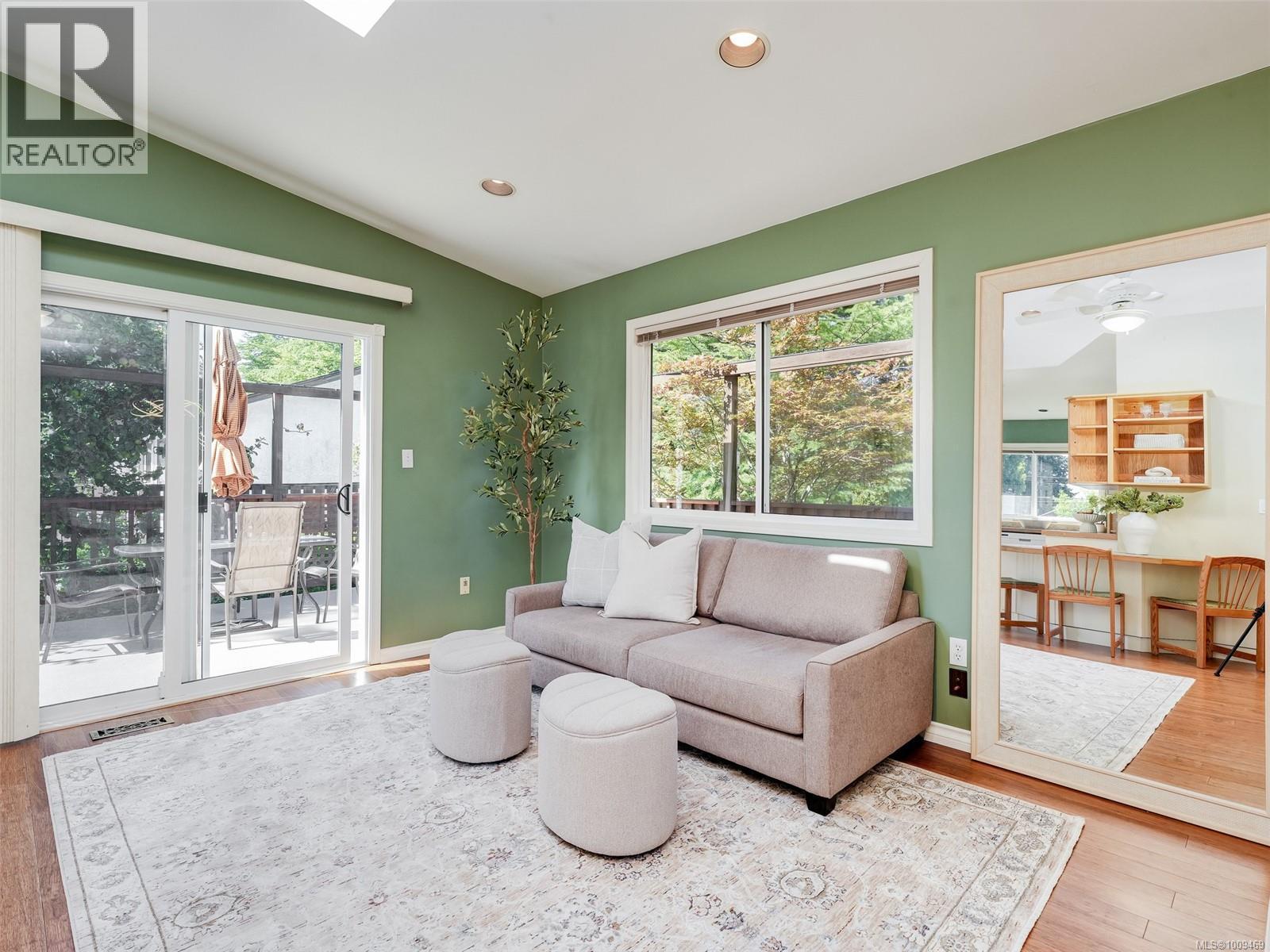 Photo 10 of 1869 Penshurst Rd, Saanich BC