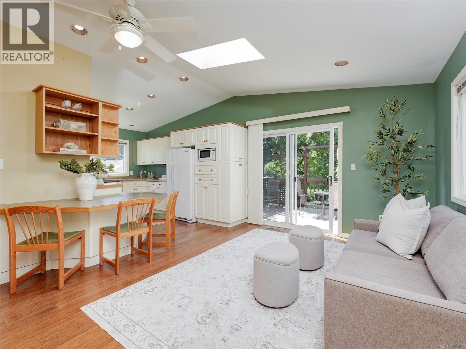 Photo 11 of 1869 Penshurst Rd, Saanich BC