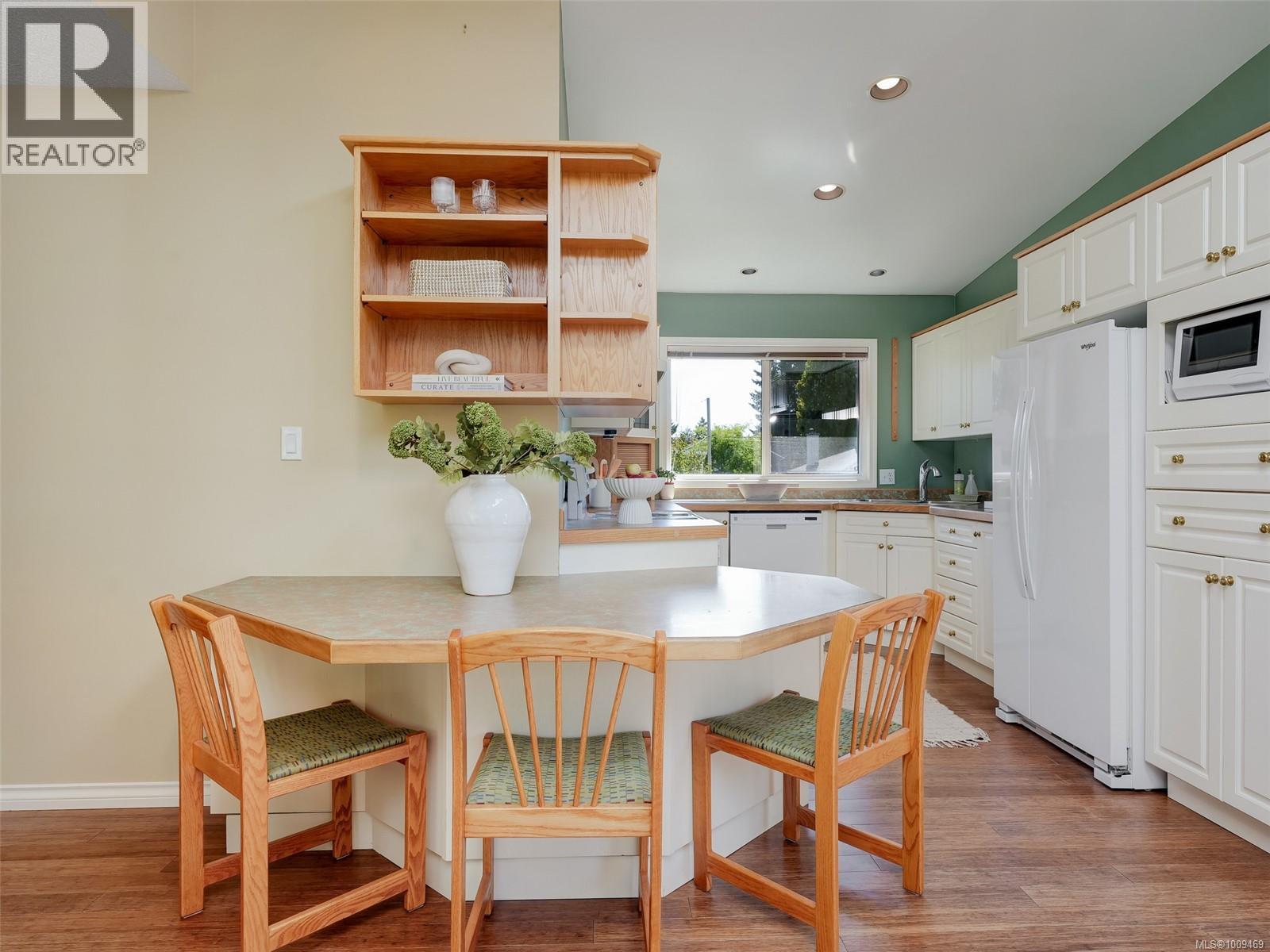Photo 12 of 1869 Penshurst Rd, Saanich BC