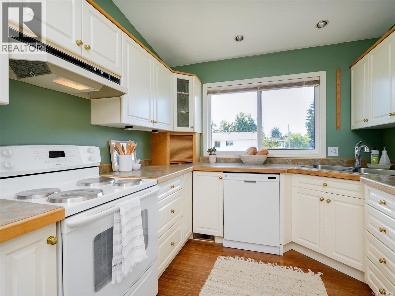 Photo 13 of 1869 Penshurst Rd, Saanich BC