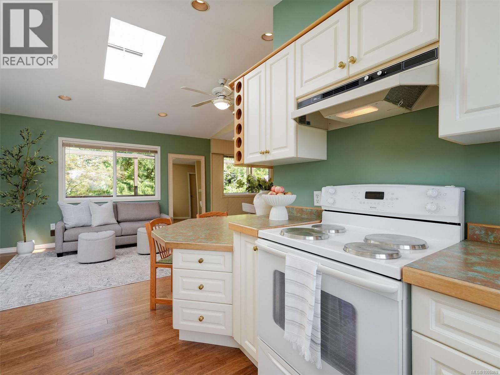 Photo 14 of 1869 Penshurst Rd, Saanich BC