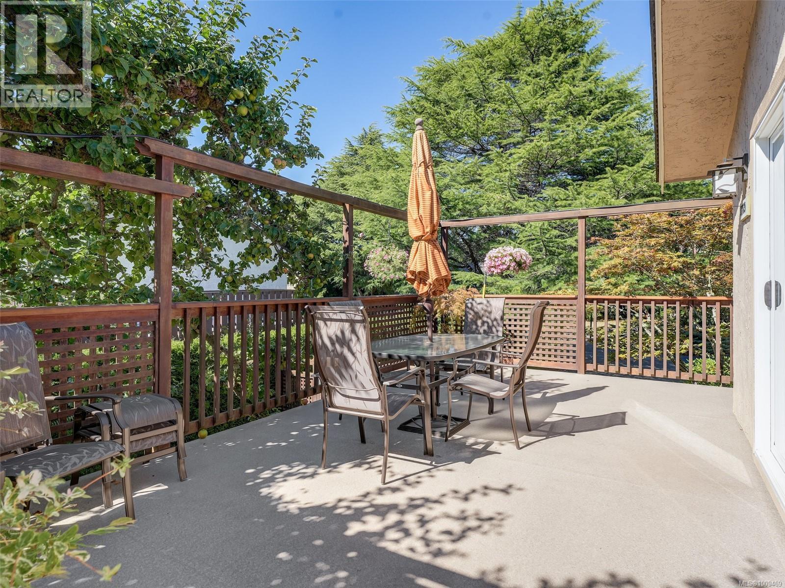 Photo 16 of 1869 Penshurst Rd, Saanich BC