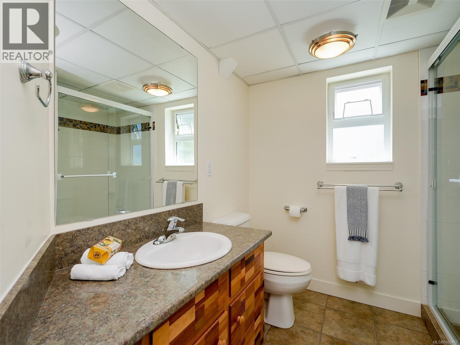 Photo 27 of 1869 Penshurst Rd, Saanich BC