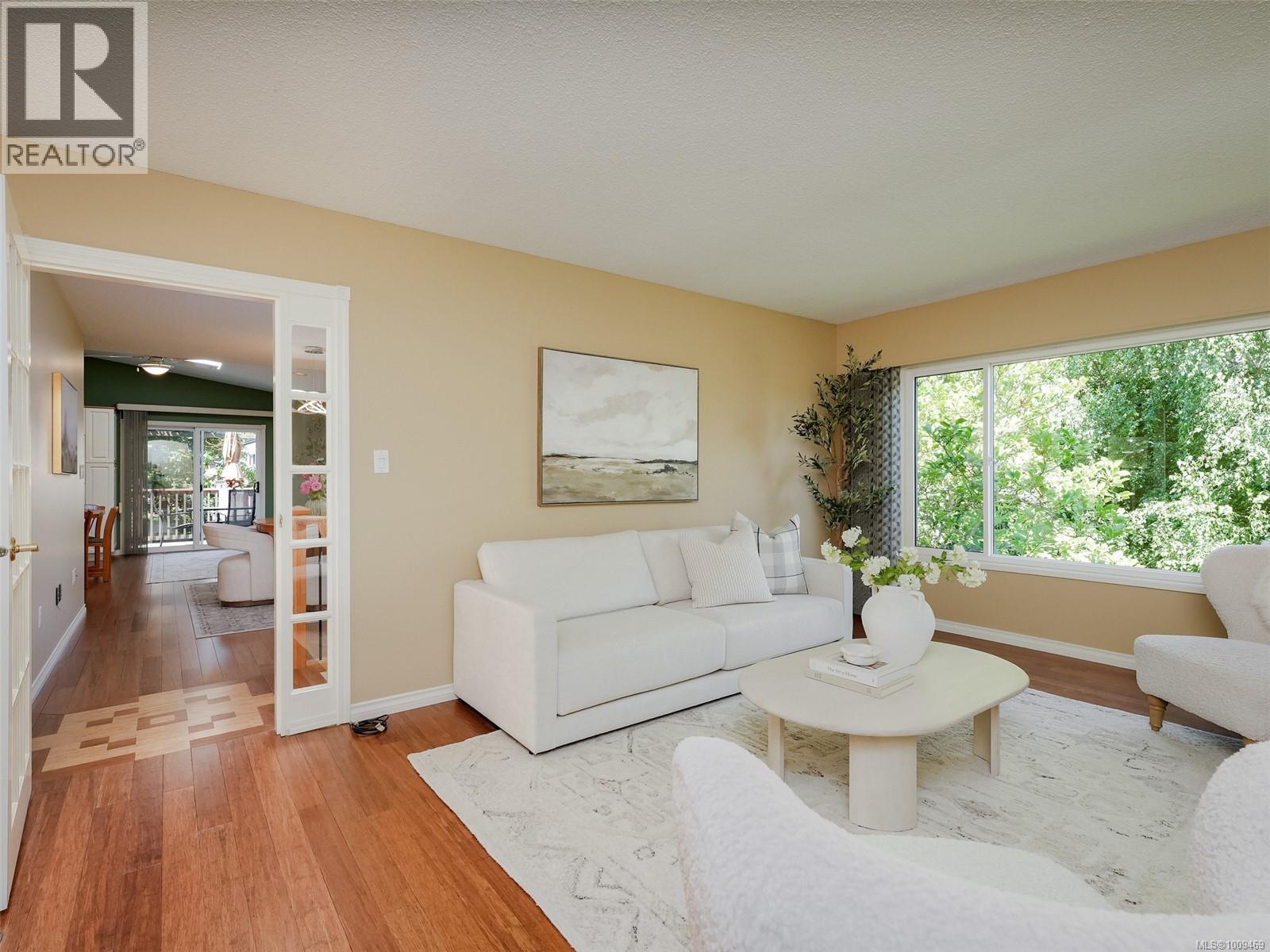 Photo 3 of 1869 Penshurst Rd, Saanich BC
