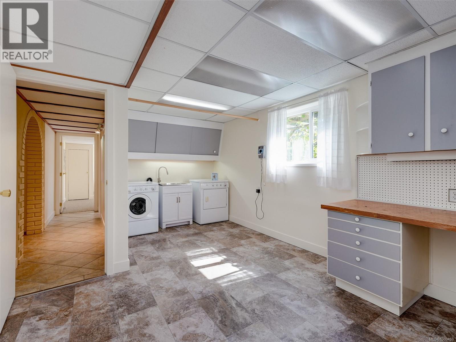 Photo 31 of 1869 Penshurst Rd, Saanich BC