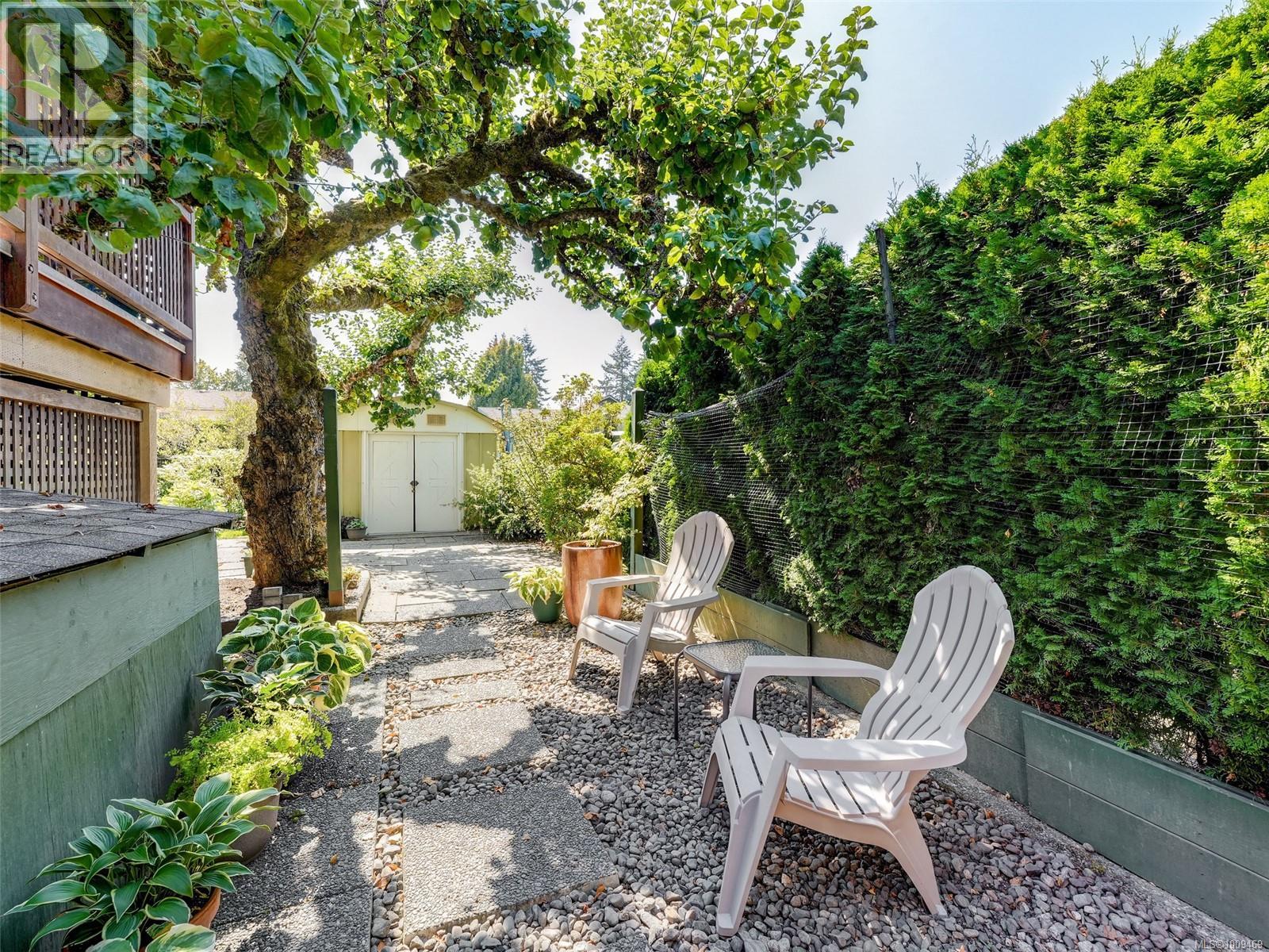 Photo 32 of 1869 Penshurst Rd, Saanich BC