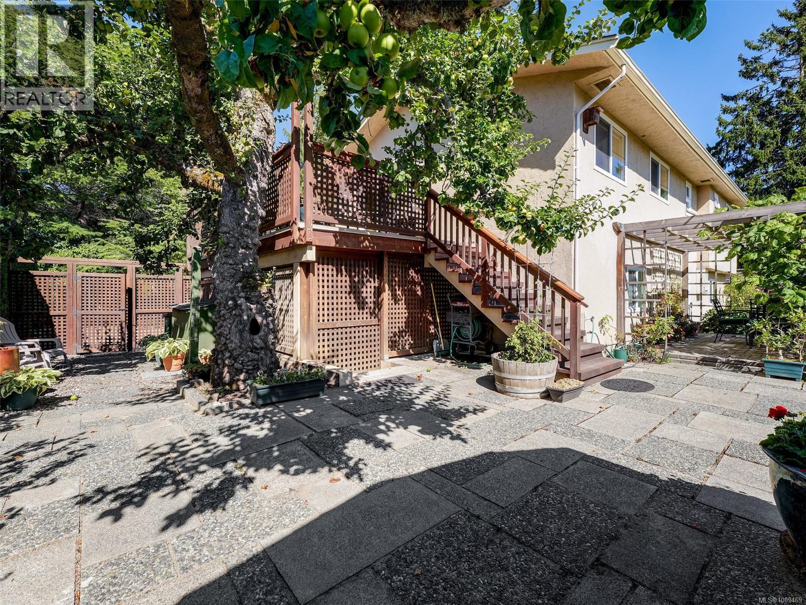Photo 33 of 1869 Penshurst Rd, Saanich BC