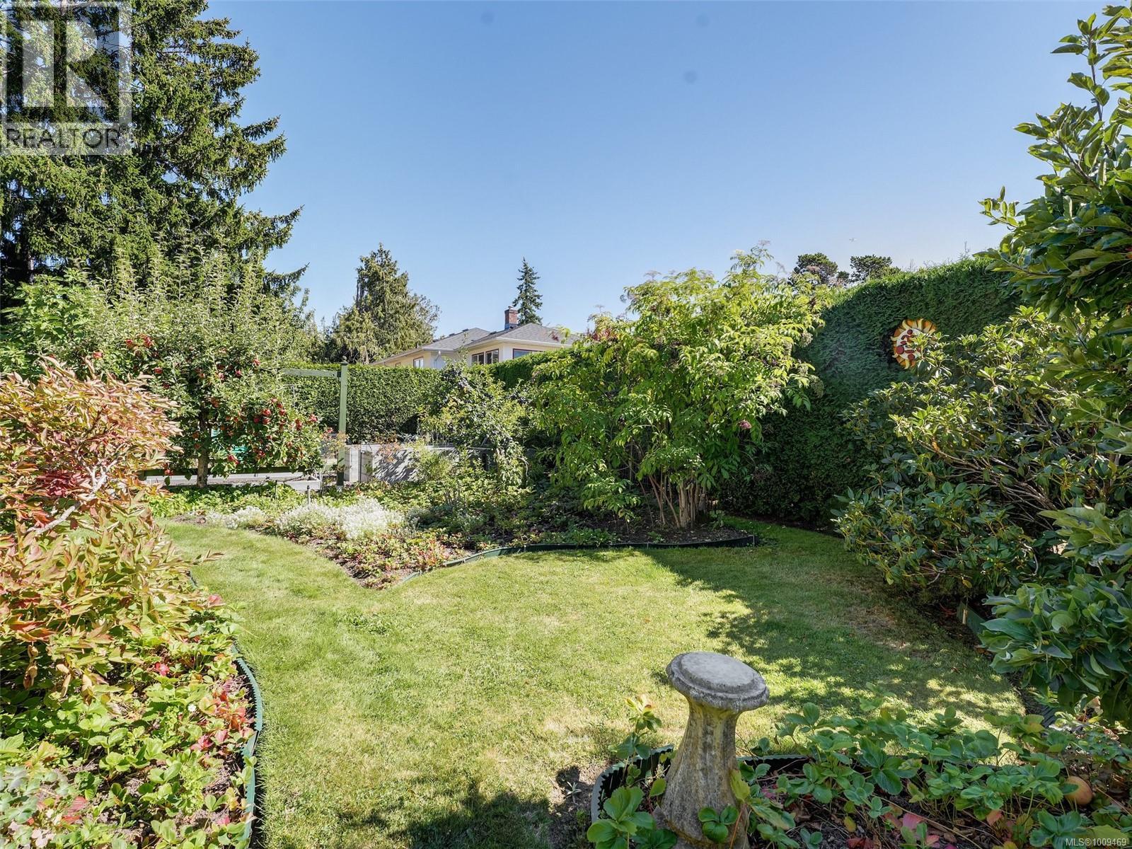 Photo 35 of 1869 Penshurst Rd, Saanich BC