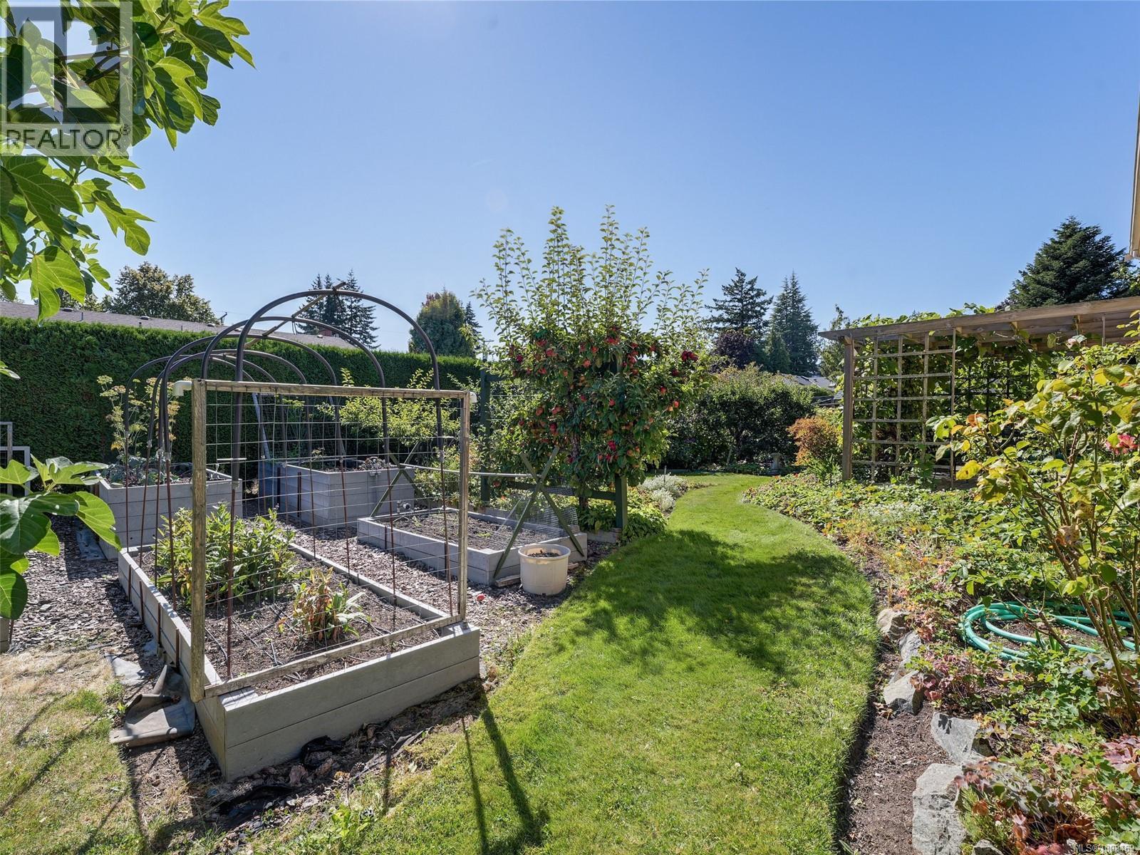 Photo 36 of 1869 Penshurst Rd, Saanich BC