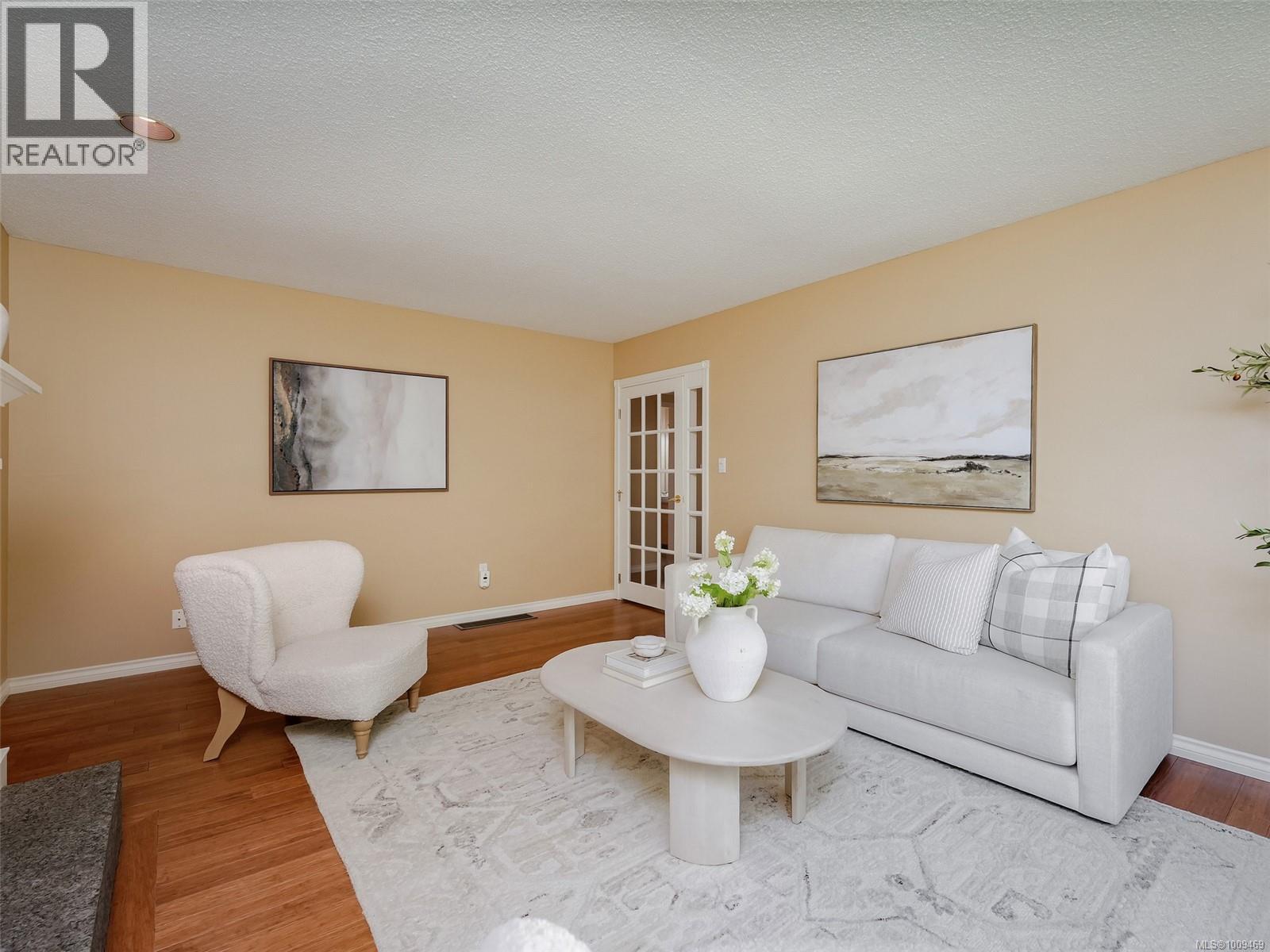 Photo 4 of 1869 Penshurst Rd, Saanich BC