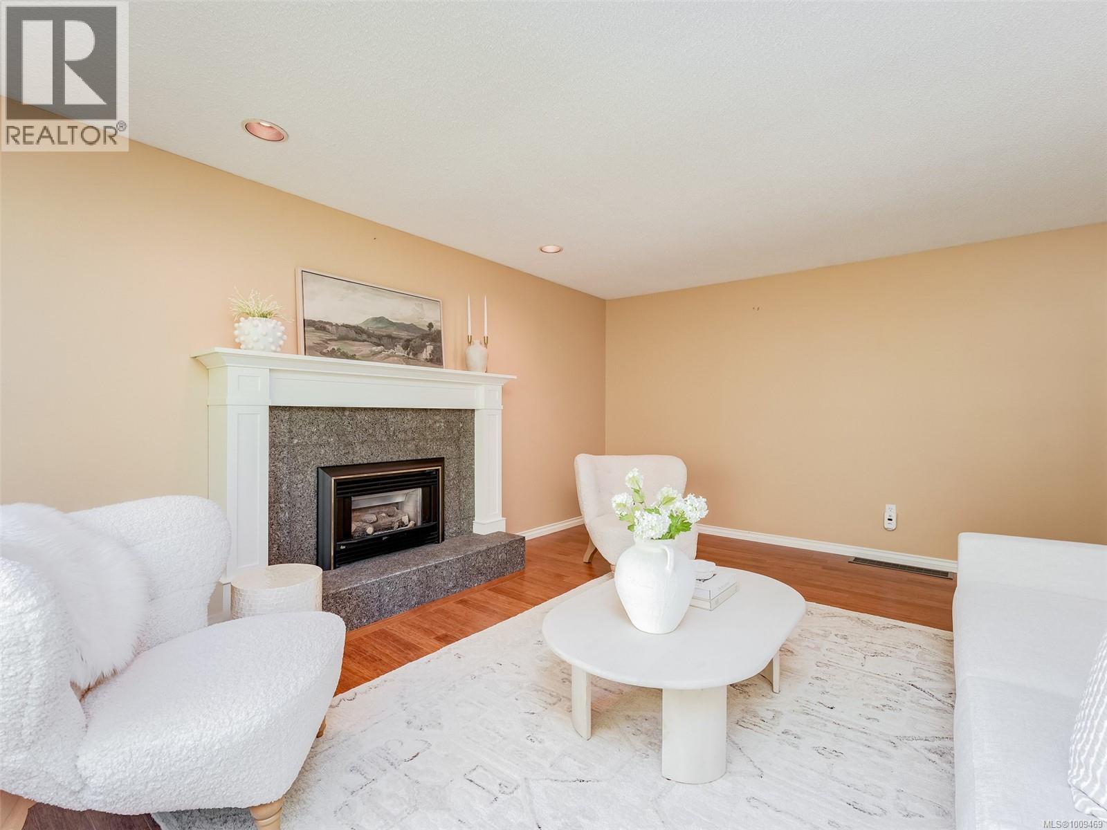 Photo 6 of 1869 Penshurst Rd, Saanich BC
