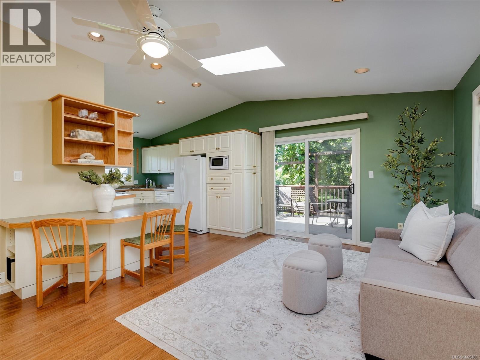 Photo 9 of 1869 Penshurst Rd, Saanich BC