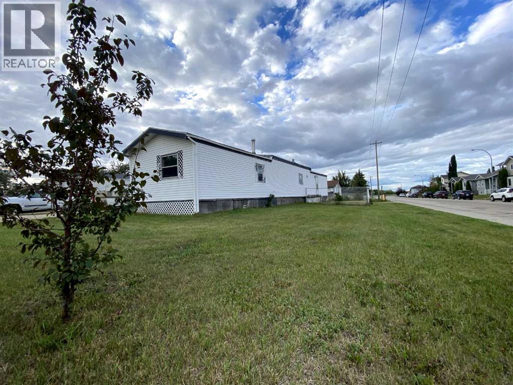 Photo 5 of 9713 102 Avenue, Clairmont AB