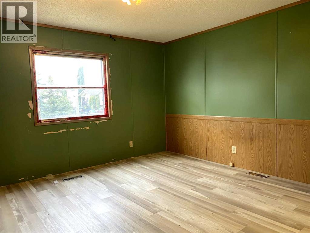 Photo 4 of 9713 102 Avenue, Clairmont AB