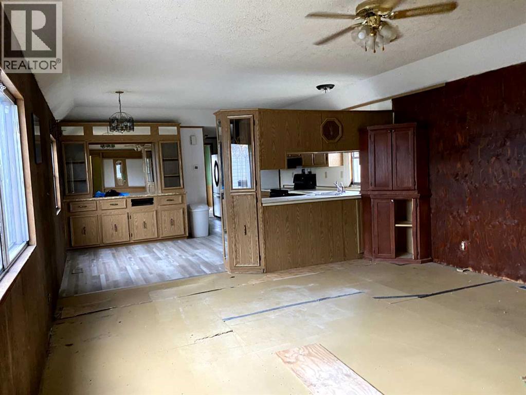 Photo 3 of 9713 102 Avenue, Clairmont AB