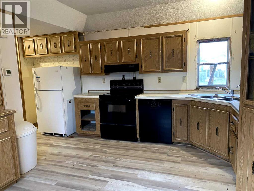 Photo 10 of 9713 102 Avenue, Clairmont AB