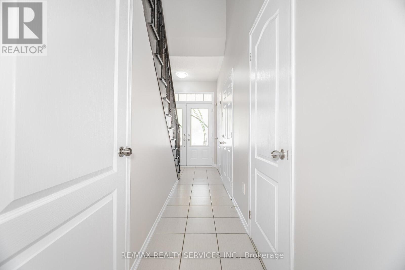 Photo 9 of 101 Templehill Road, Brampton ON