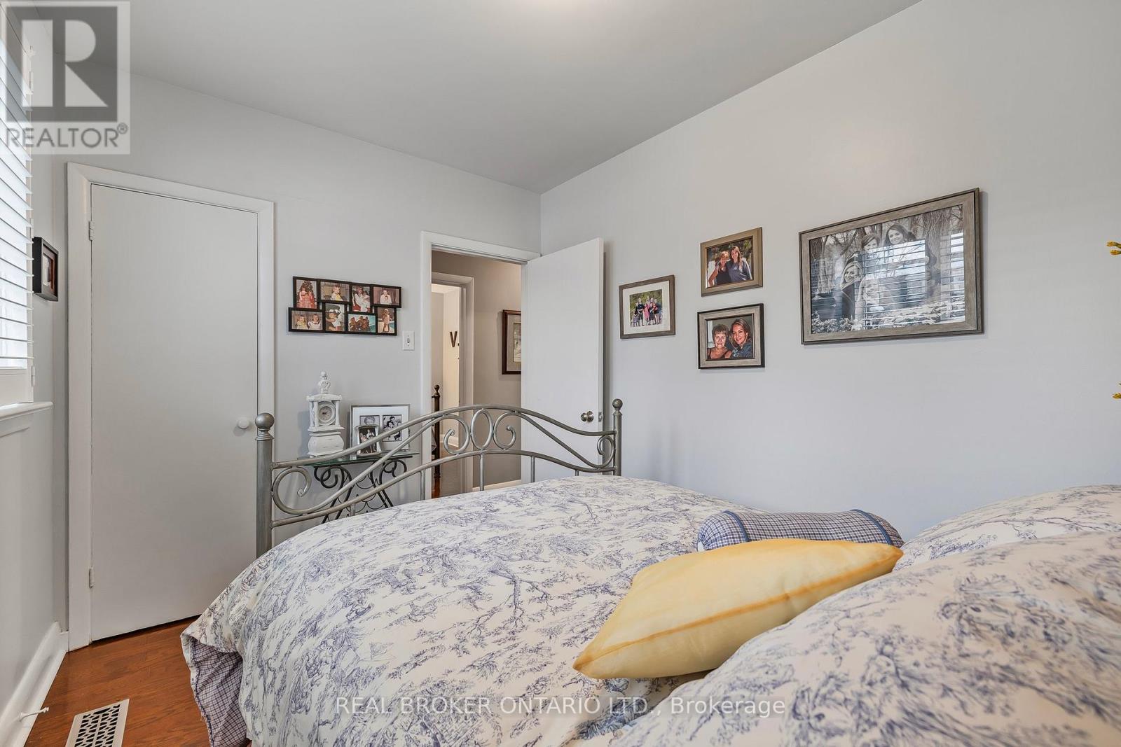 Photo 15 of 25 Sora Drive, Mississauga ON