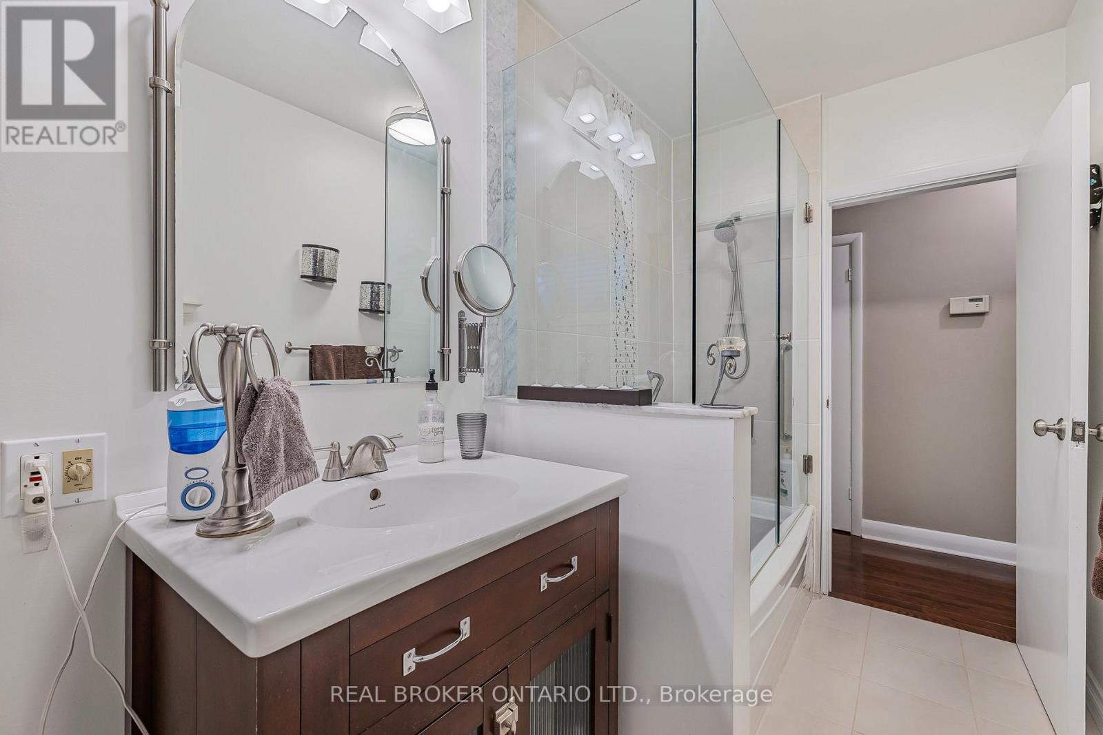 Photo 10 of 25 Sora Drive, Mississauga ON