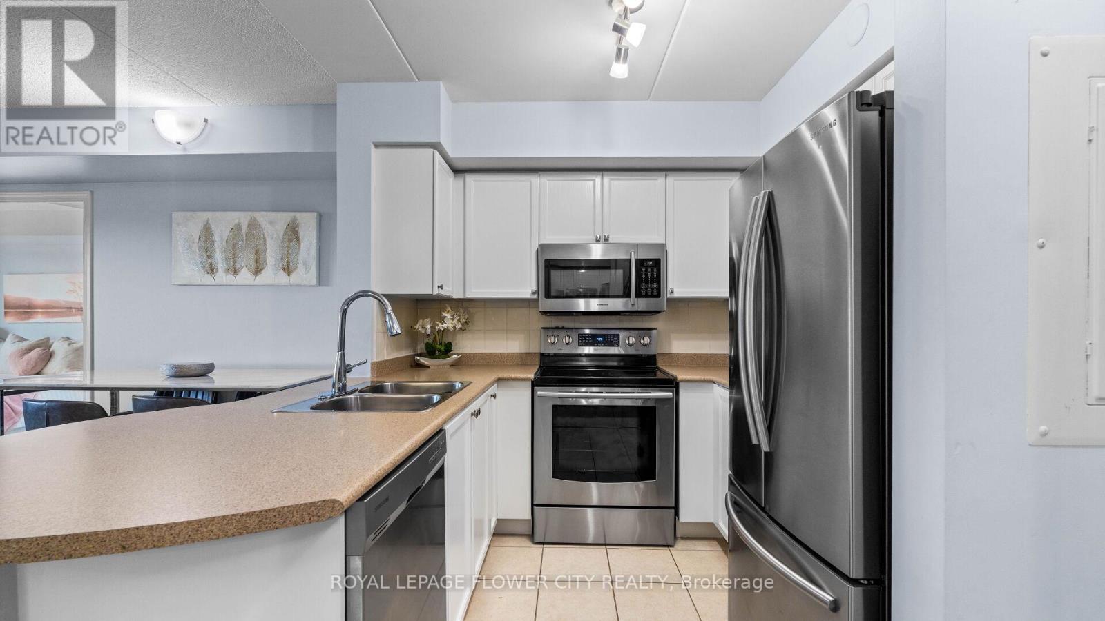 Photo 8 of 204 25 Via Rosedale, Brampton ON