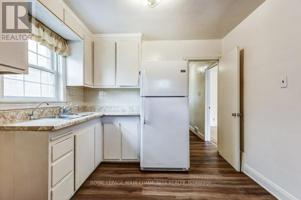 Photo 5 of 109 Glencrest Boulevard, Toronto ON