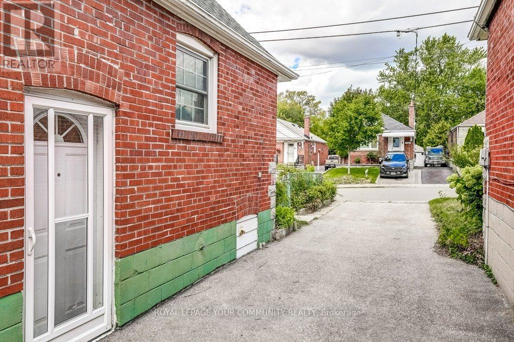 Photo 4 of 109 Glencrest Boulevard, Toronto ON