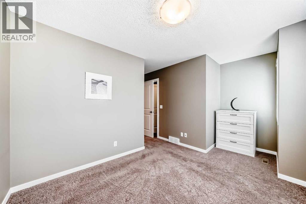 Photo 5 of 236 New Brighton Row Se, Calgary AB