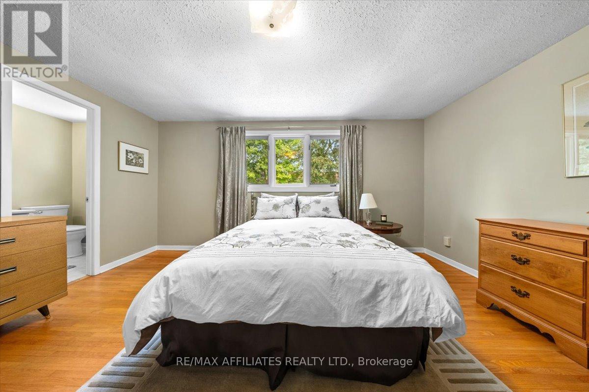 Photo 5 of 49 Silver Aspen Crescent, Ottawa ON