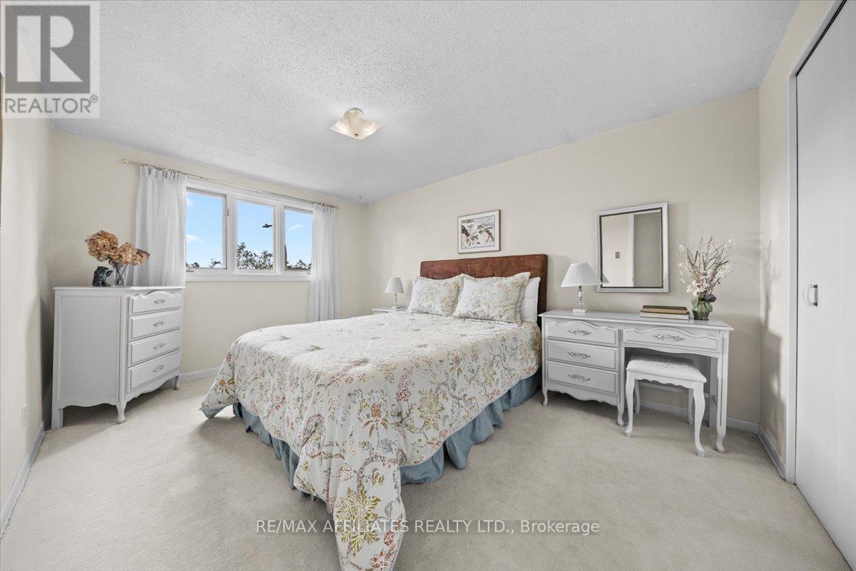 Photo 13 of 49 Silver Aspen Crescent, Ottawa ON