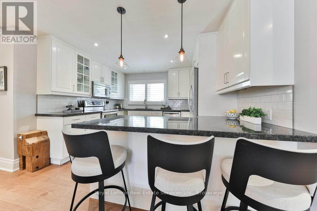 Photo 13 of 33 Forster Park Drive, Oakville ON