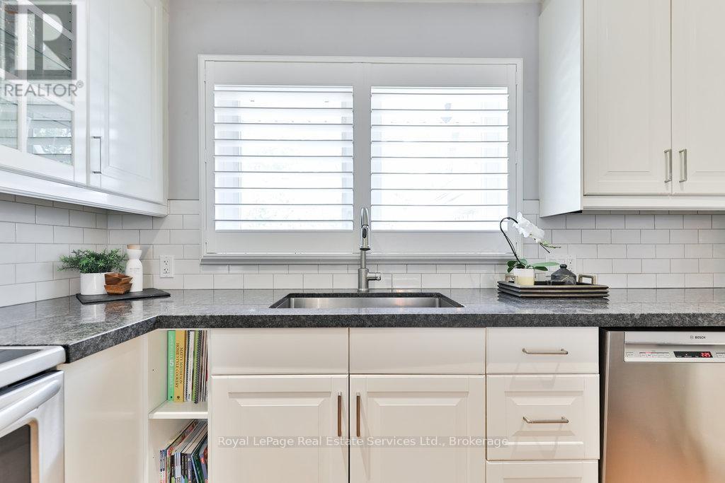 Photo 15 of 33 Forster Park Drive, Oakville ON
