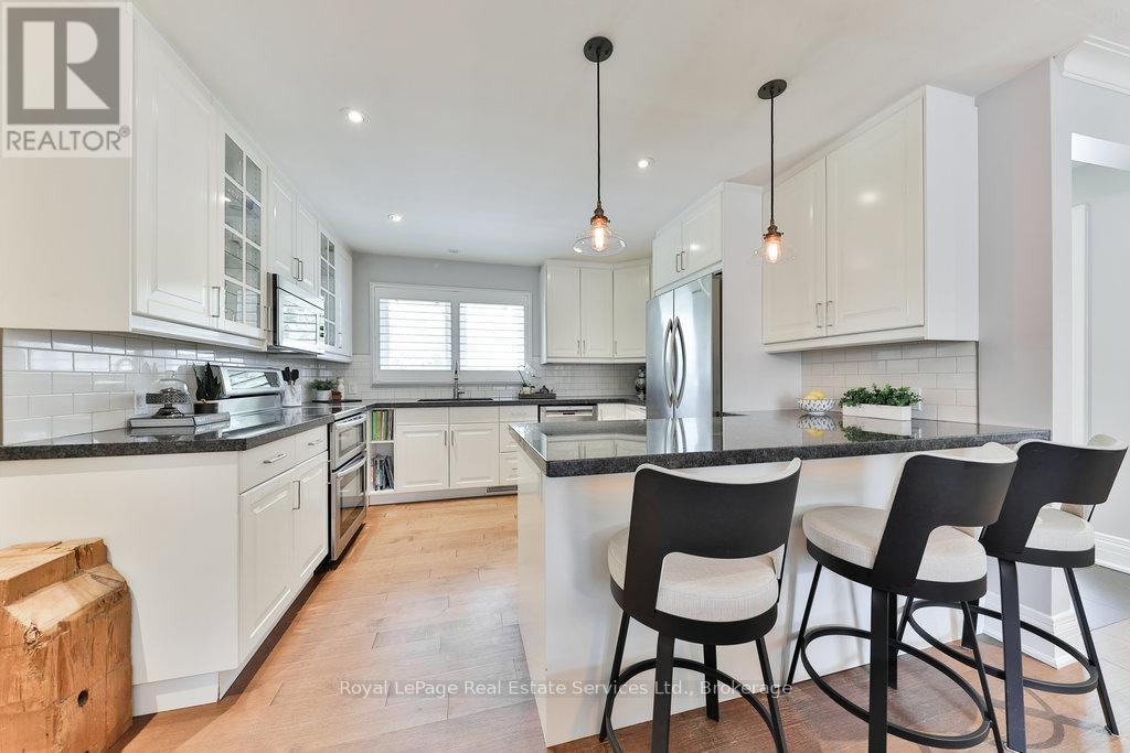 Photo 17 of 33 Forster Park Drive, Oakville ON