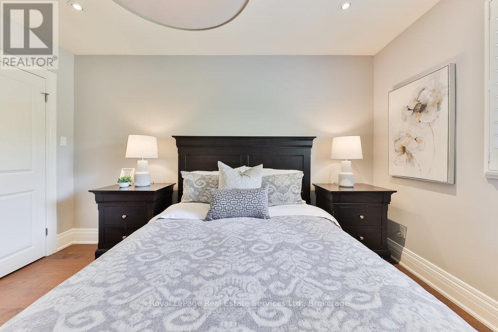 Photo 21 of 33 Forster Park Drive, Oakville ON