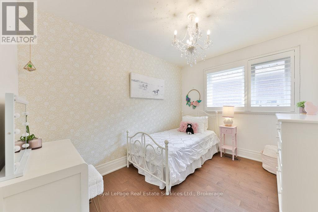 Photo 22 of 33 Forster Park Drive, Oakville ON