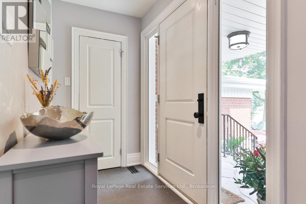Photo 4 of 33 Forster Park Drive, Oakville ON