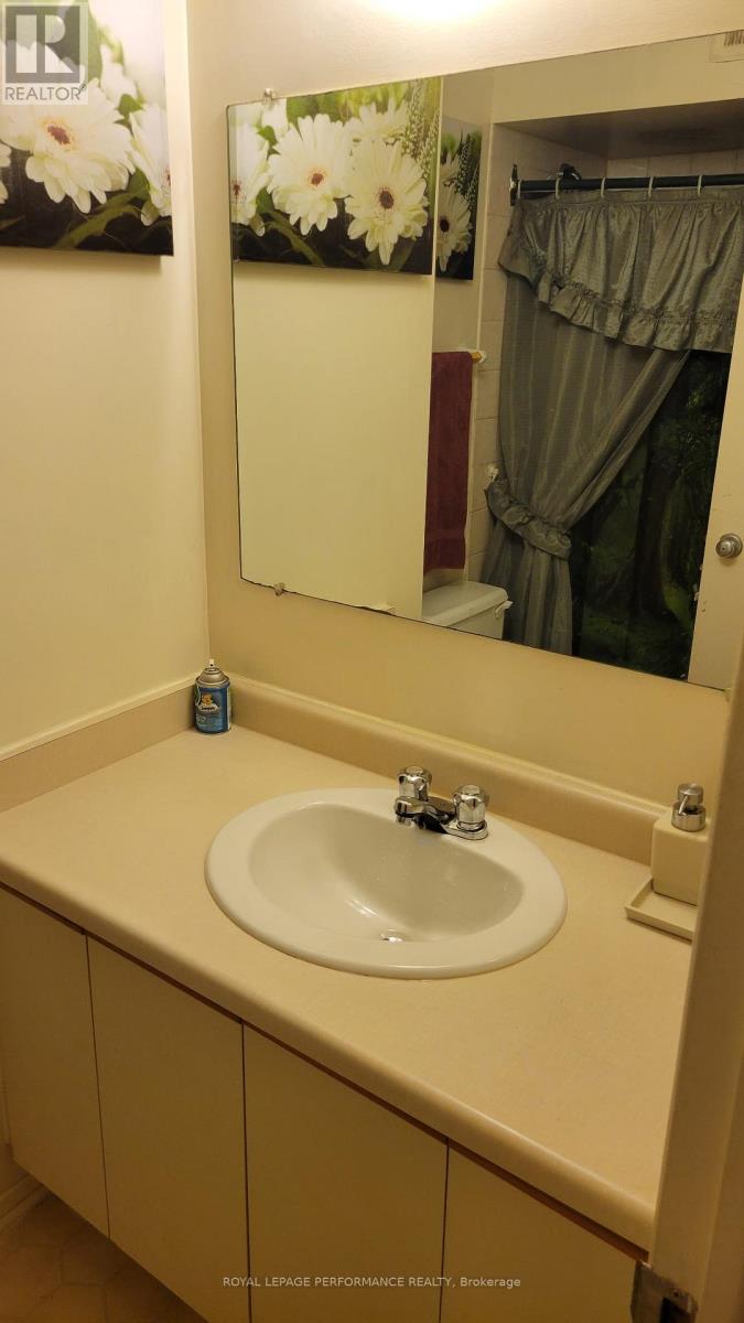Photo 7 of 109 212 Viewmount Drive, Ottawa ON