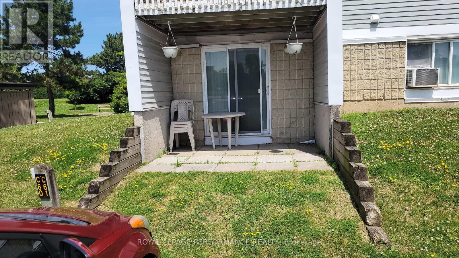 Photo 11 of 109 212 Viewmount Drive, Ottawa ON