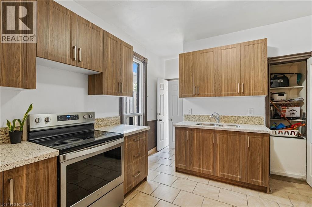 Photo 23 of 109 Sanford Avenue N, Hamilton ON