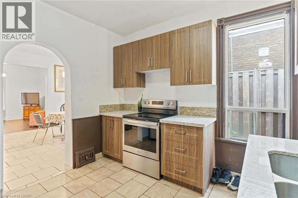 Photo 15 of 109 Sanford Avenue N, Hamilton ON