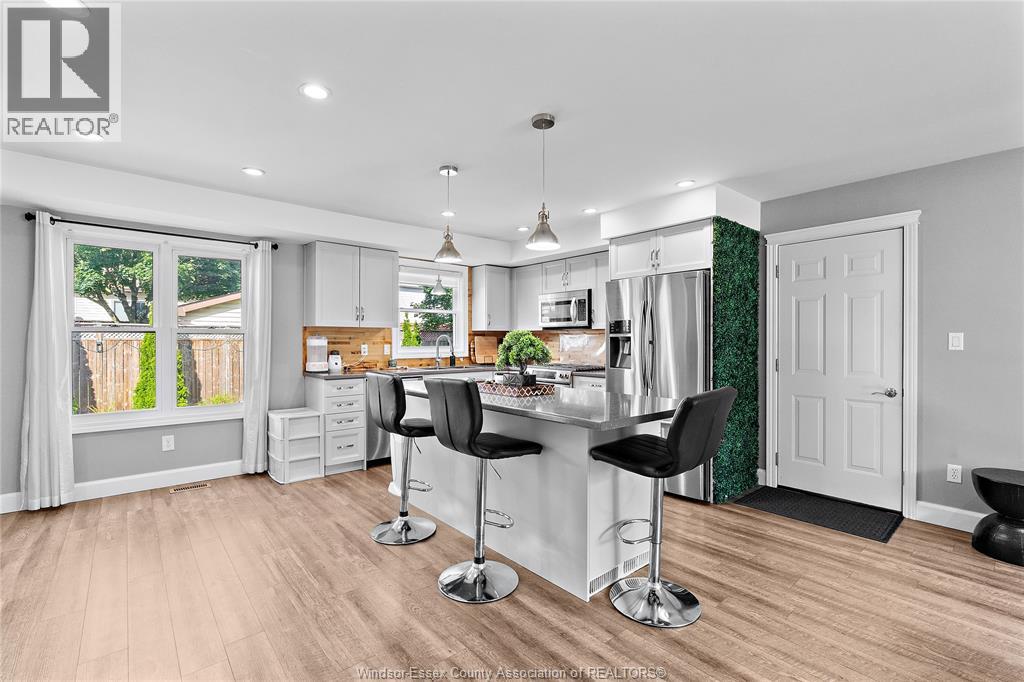 Photo 8 of 100 Argyle Crescent, Chatham ON