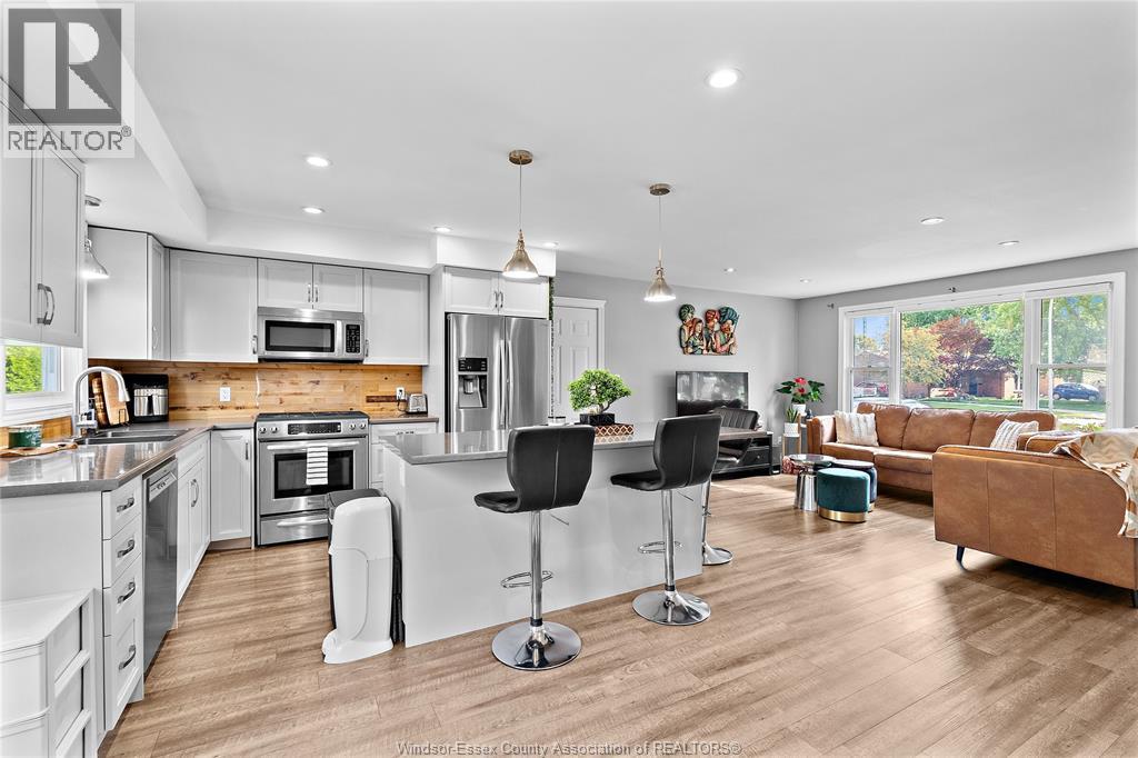 Photo 11 of 100 Argyle Crescent, Chatham ON