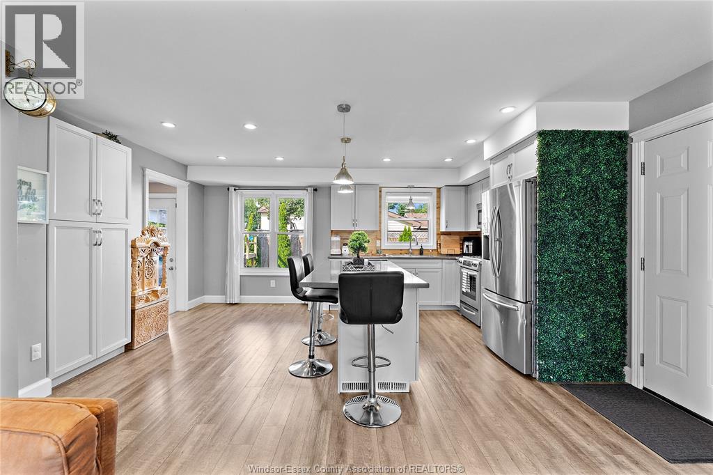 Photo 9 of 100 Argyle Crescent, Chatham ON