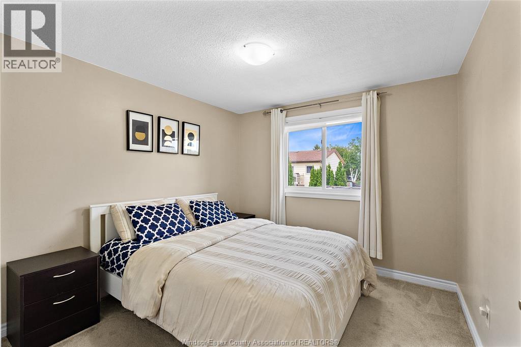 Photo 13 of 100 Argyle Crescent, Chatham ON